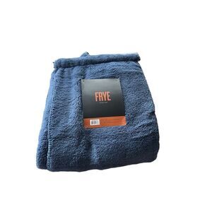 Frye NWT Sherpa Blanket Throw Reversible white Blue 50" x 60"